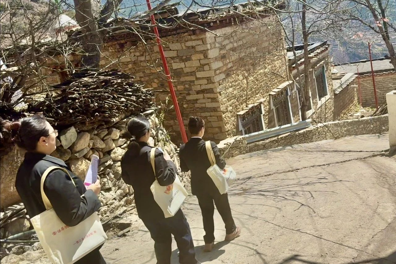 雪莲绽放波斯河:双语守护绿水青山