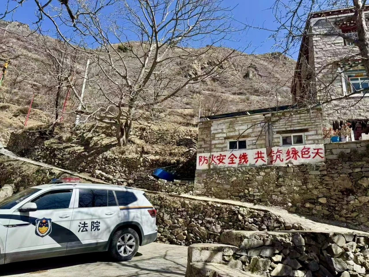 雪莲绽放波斯河:双语守护绿水青山
