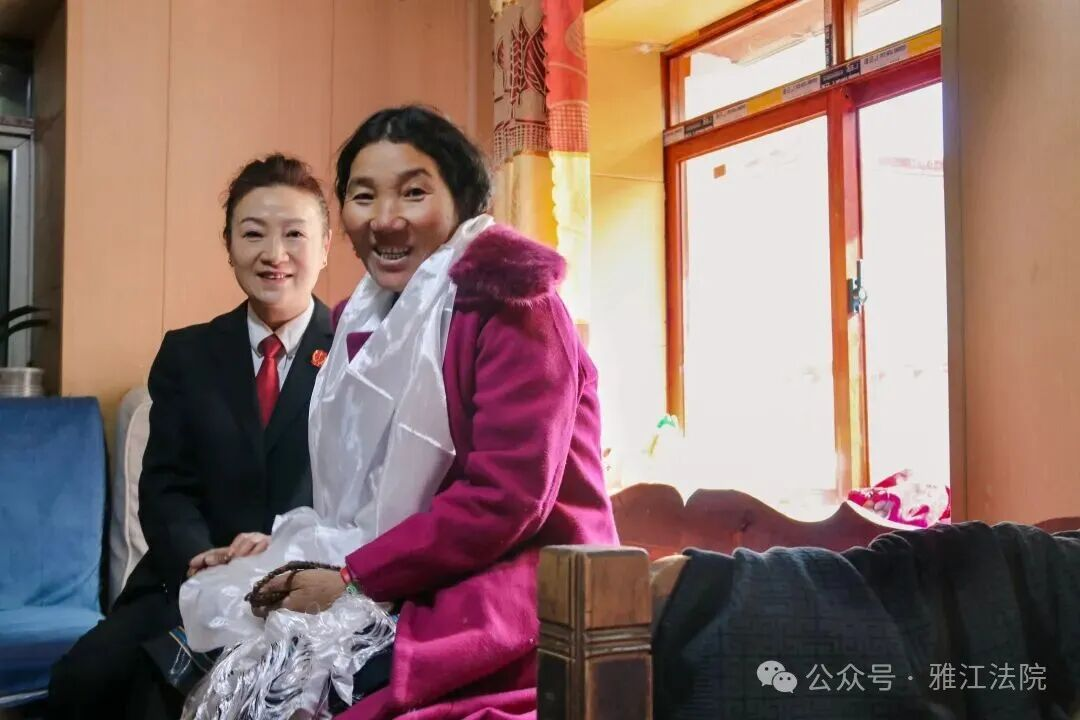 不收花,只送花!雅江法院别样的“三八”节
