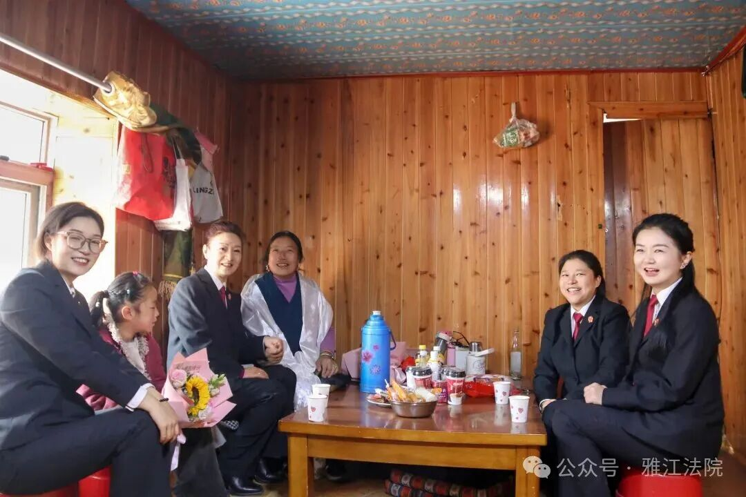 不收花,只送花!雅江法院别样的“三八”节